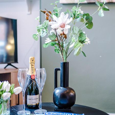 New! Stunning 2-Bed City-Centre Home In Chester By 53 Degrees Property - Ideal For Couples & Groups - Sleeps 6! 외부 사진
