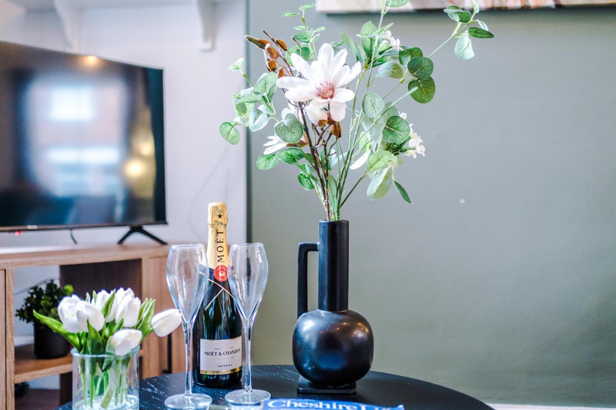 New! Stunning 2-Bed City-Centre Home In Chester By 53 Degrees Property - Ideal For Couples & Groups - Sleeps 6! 외부 사진